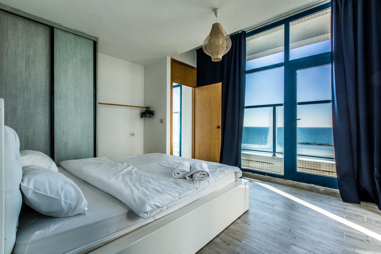 Ocean Front Apartments First Line To The Beach Tel Aviv Exterior foto